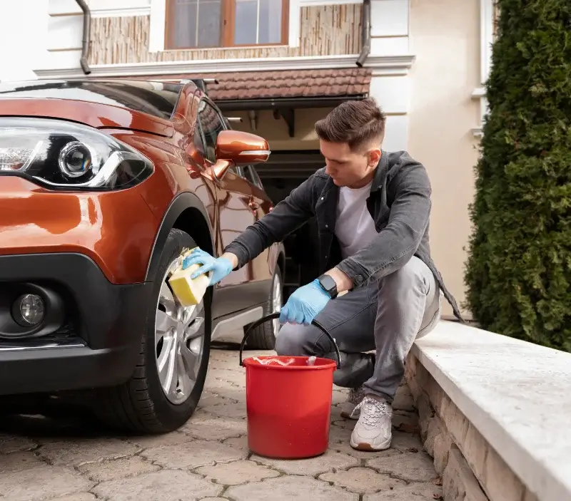 Lavage auto à domicile Semide : professionnel intervenant sur un véhicule